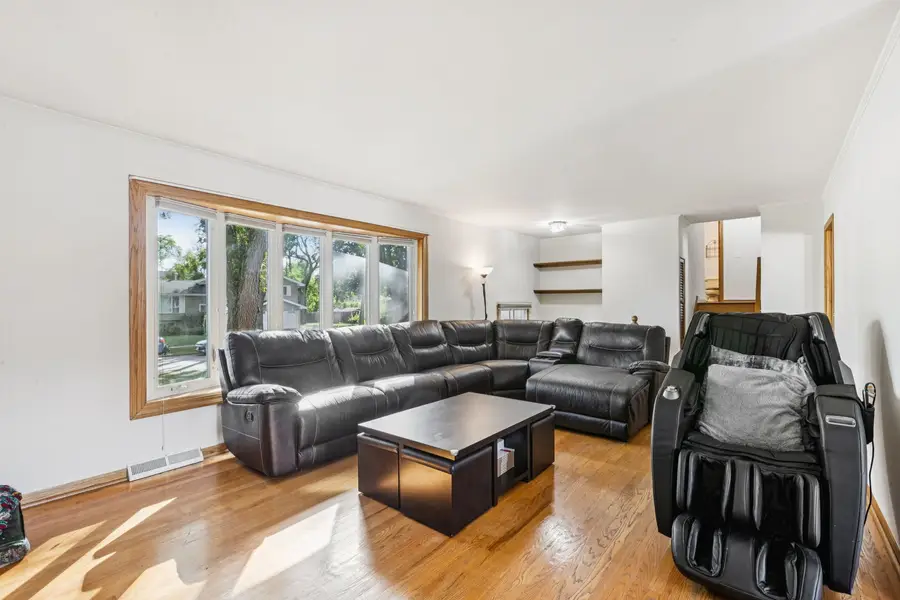 1504 E Emmerson Lane, Mount Prospect, IL 60056 - Image #3