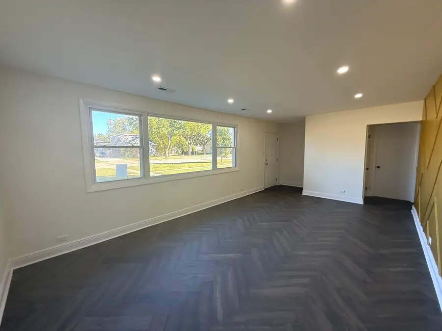 881 E Thacker Street, Des Plaines, IL 60016 - Image #2