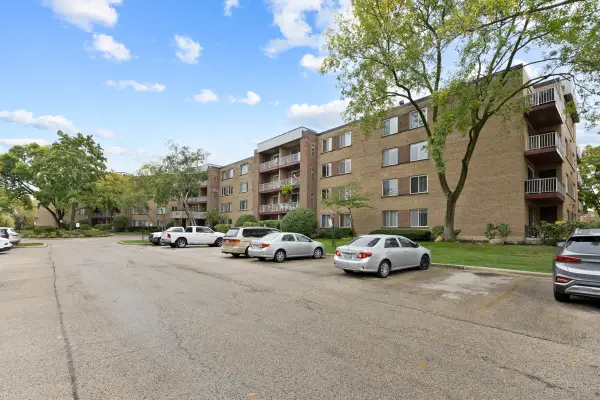 945 E Kenilworth Avenue #312, Palatine, IL 60074