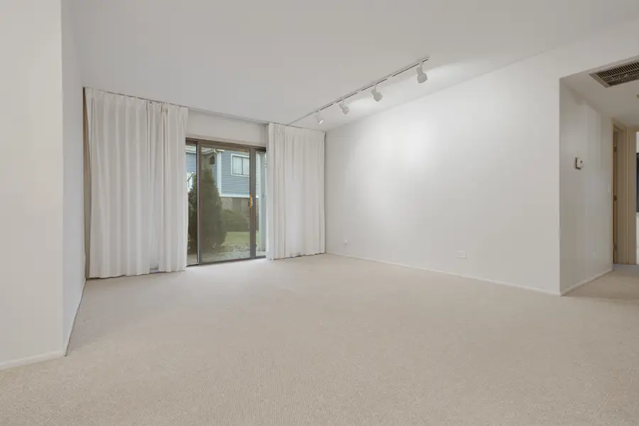 375 Pinetree Lane #D-1, Schaumburg, IL 60193 - Image #2