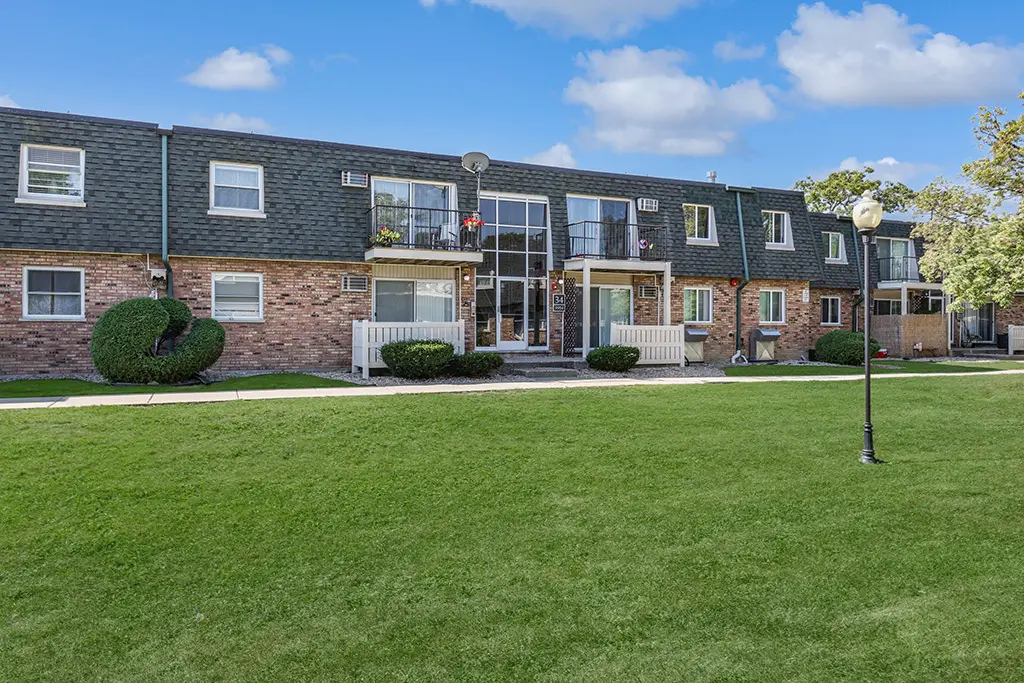 9954 S 84th Terrace #109, Palos Hills, IL 60465 - Image #1