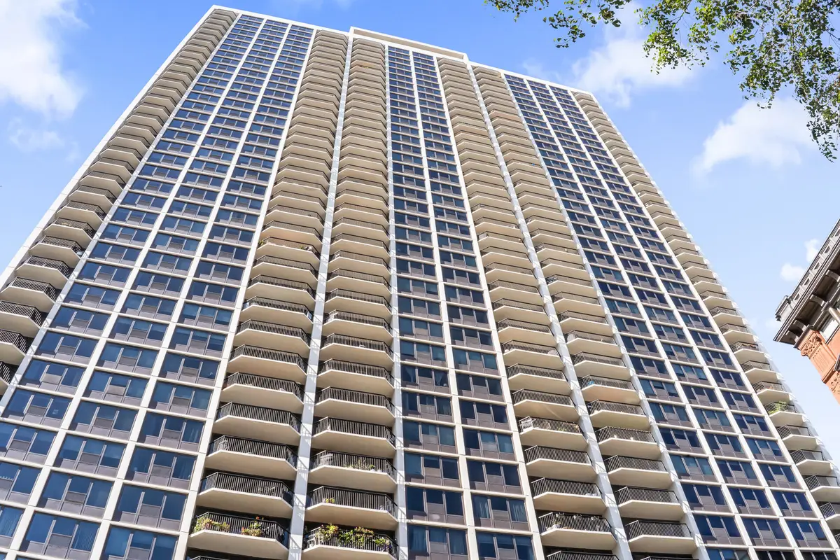 1560 N Sandburg Terrace #703J, Chicago, IL 60610 - Image #1