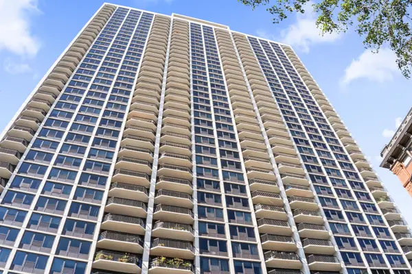 1560 N Sandburg Terrace #703J, Chicago, IL 60610