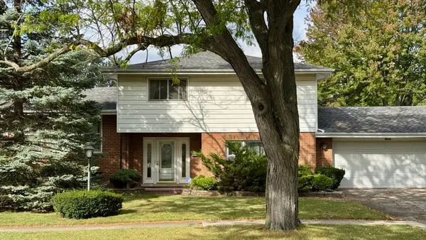 900 E Golfview Drive, Mount Prospect, IL 60056