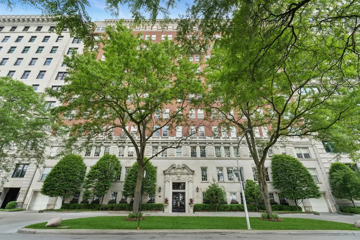 219 E Lake Shore Drive #8C, Chicago, IL 60611 - Image #1