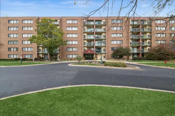 1800 Huntington Boulevard #212, Hoffman Estates, IL 60169