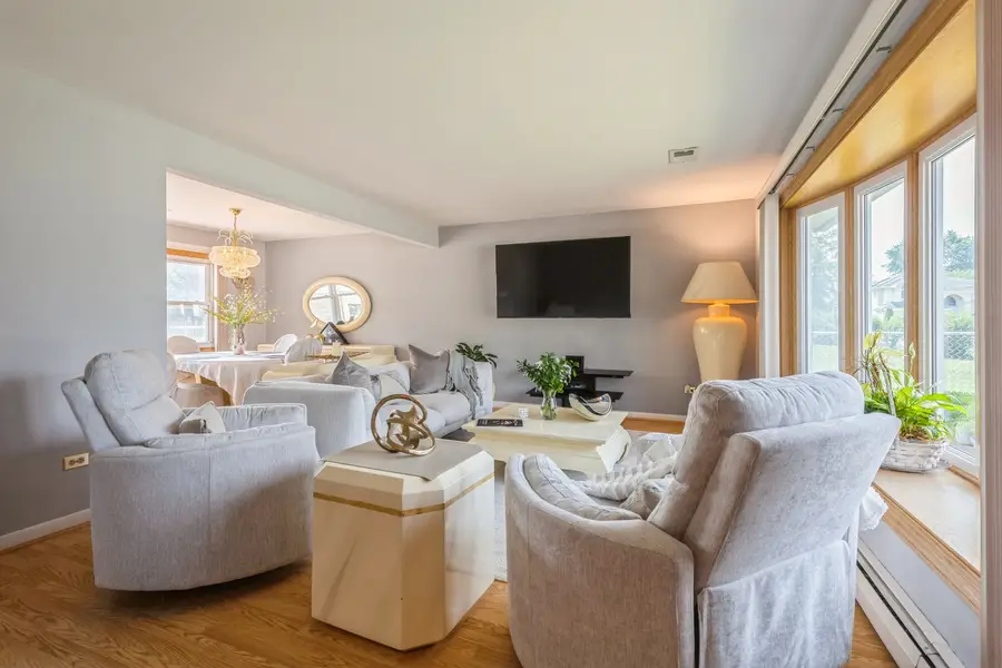 10927 S Circle Drive, Palos Hills, IL 60465 - Image #3