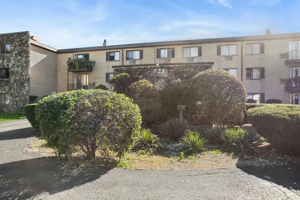 725 W Dempster Street #101, Des Plaines, IL 60016