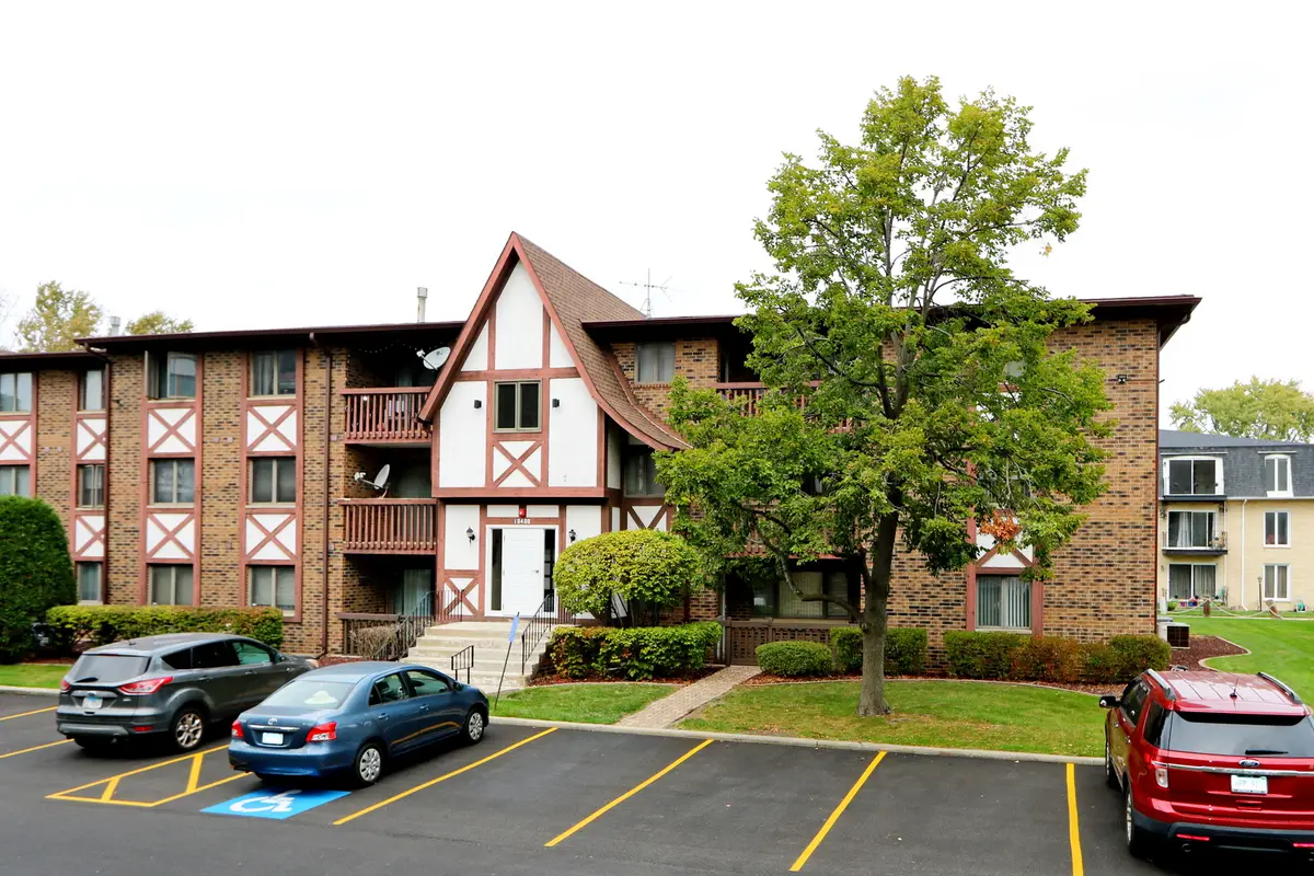 10400 Circle Drive S #102, Oak Lawn, IL 60453 - Image #1
