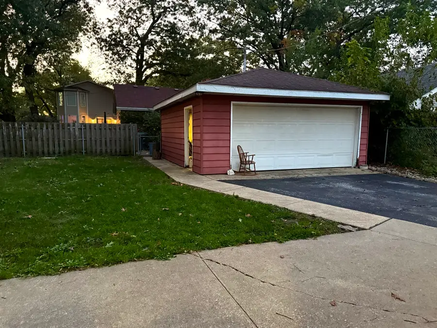 18136 Oakwood Avenue, Lansing, IL 60438 - Image #2