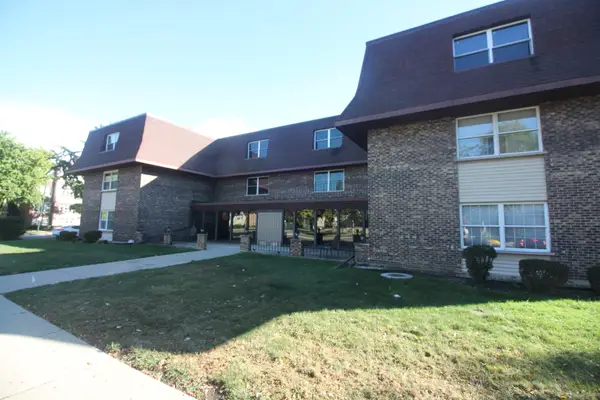 475 Shenstone Road #303, Riverside, IL 60546