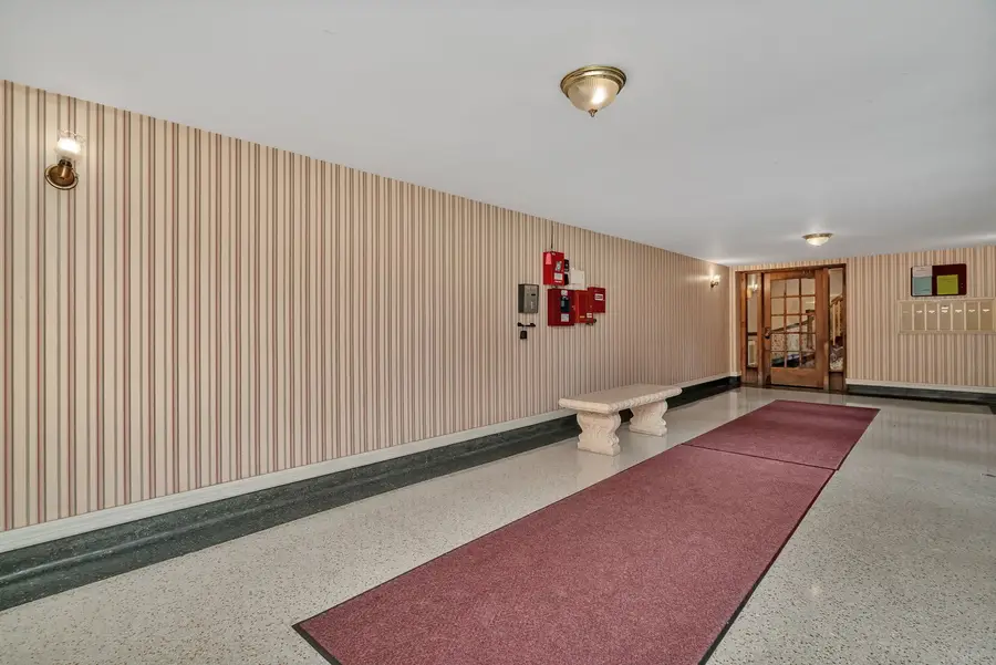 75 E Harris Avenue #1E, La Grange, IL 60525 - Image #3