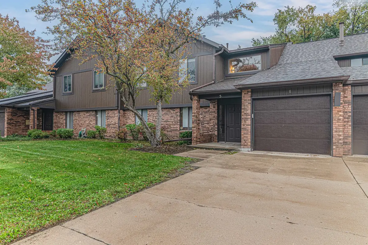 5 Creekside Circle #B, Elgin, IL 60123 - Image #1