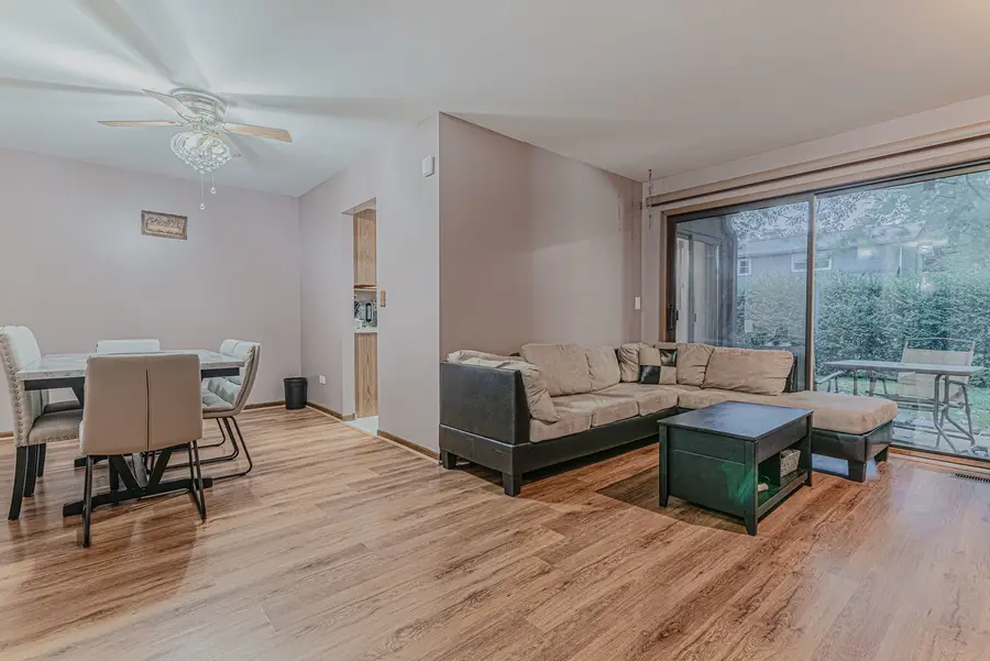 5 Creekside Circle #B, Elgin, IL 60123 - Image #2