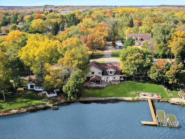 5012 W Lake Shore Drive, Wonder Lake, IL 60097