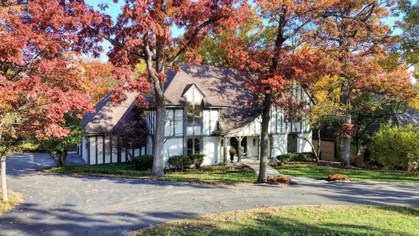 13 Woodgate Drive, Burr Ridge, IL 60527