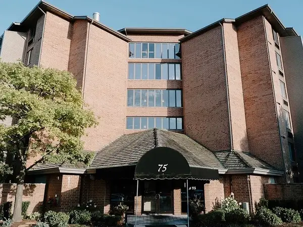 75 Kristin Circle #126, Schaumburg, IL 60195