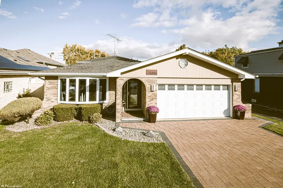 5710 W 89th Place, Oak Lawn, IL 60453 - Image #2