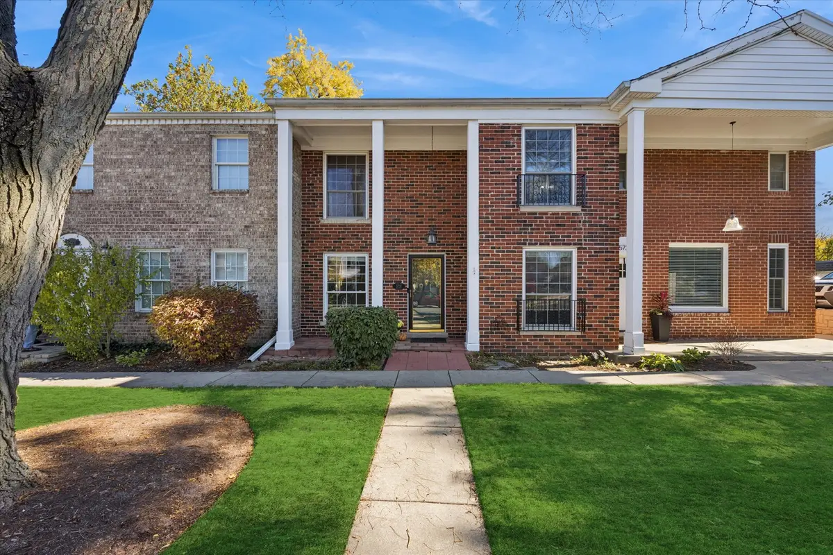 5731 Sutton Place, Hinsdale, IL 60521 - #1