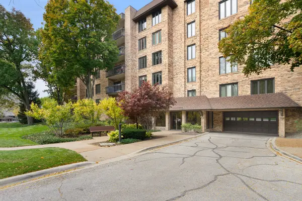 3810 S Mission Hills Road #204, Northbrook, IL 60062