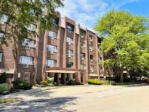 4624 N Commons Drive #111, Chicago, IL 60656