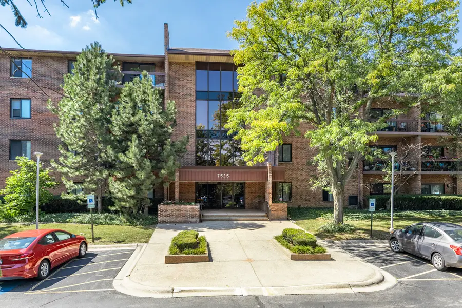 7525 Nantucket Drive #210, Darien, IL 60561 - Image #2