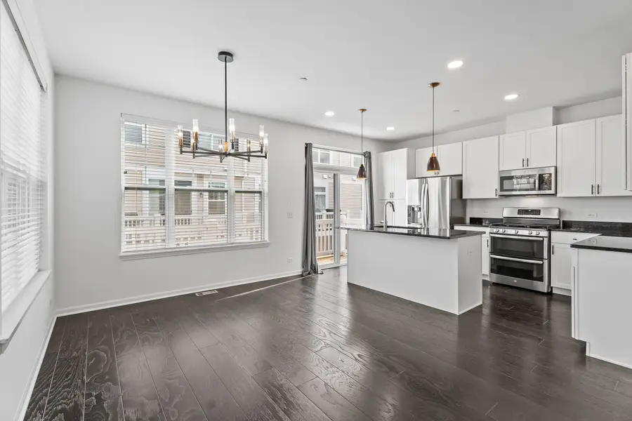 821 Lexington Circle E, Des Plaines, IL 60016 - Image #2