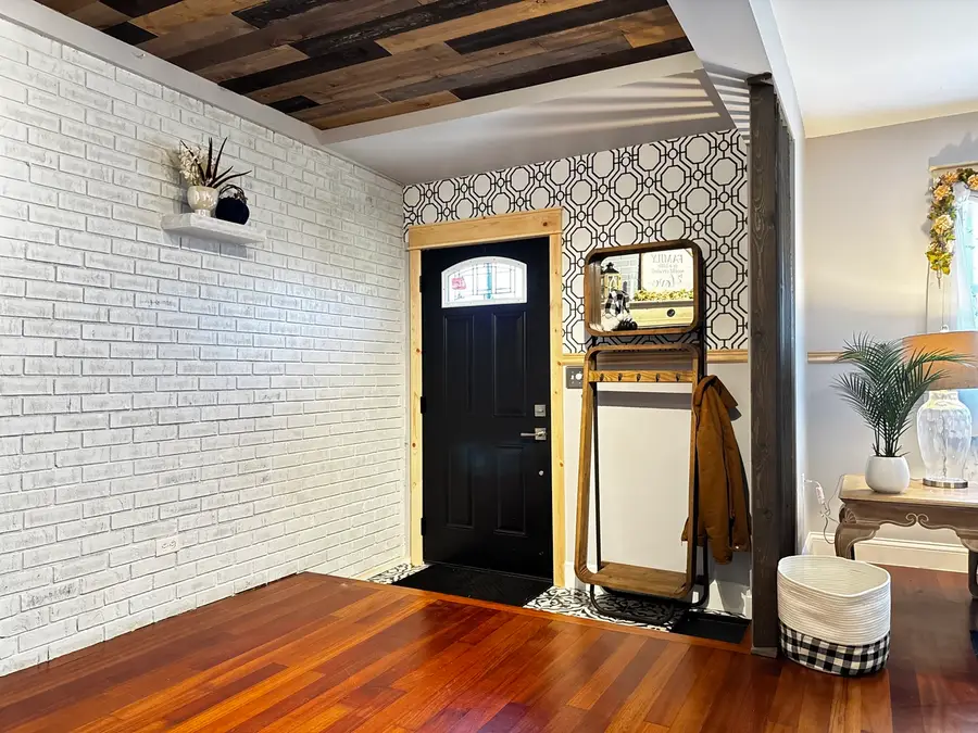 327 Tulsa Avenue, Carpentersville, IL 60110 - Image #2