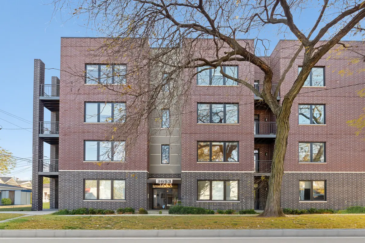 3653 W Barry Avenue #2W, Chicago, IL 60618 - Image #1