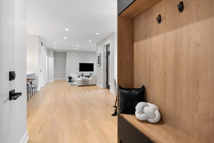 3653 W Barry Avenue #2W, Chicago, IL 60618 - Image #3