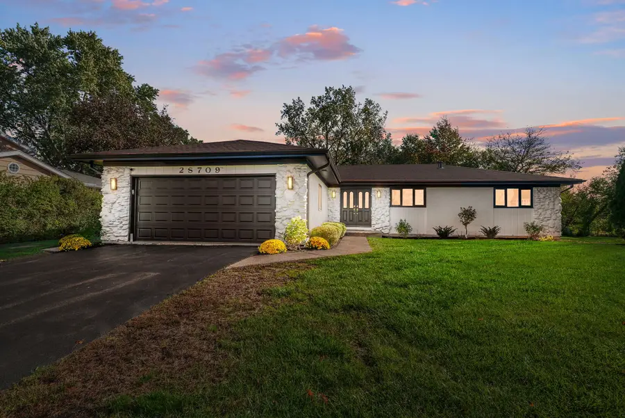 2S709 Ave Chateaux Drive, Oak Brook, IL 60523 - Image #2