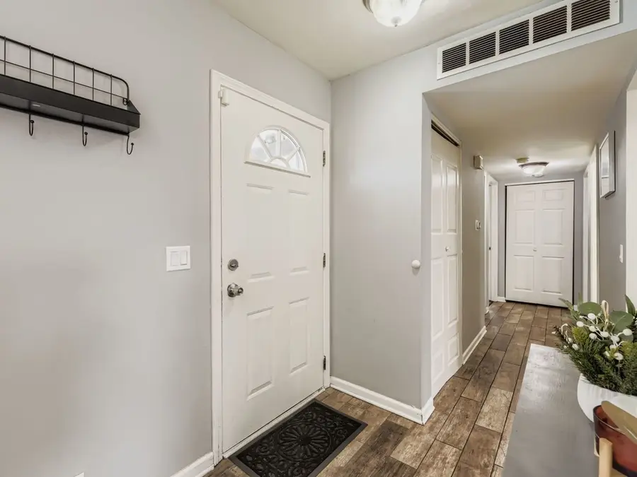 8 Southbury Court, Streamwood, IL 60107 - Image #2