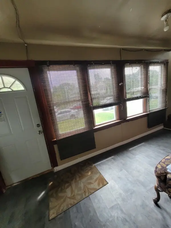 9732 S Houston Avenue, Chicago, IL 60617