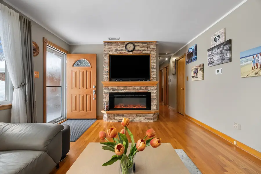 8232 S Ferdinand Avenue, Bridgeview, IL 60455 - Image #3