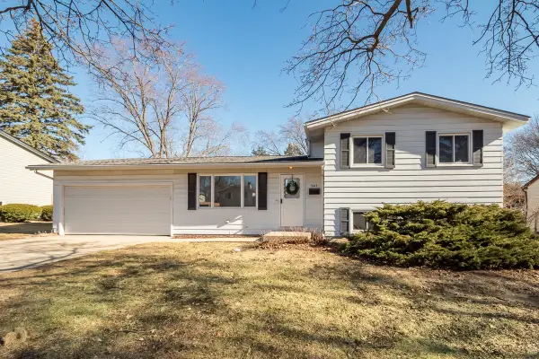 943 Cambridge Lane, Crystal Lake, IL 60014