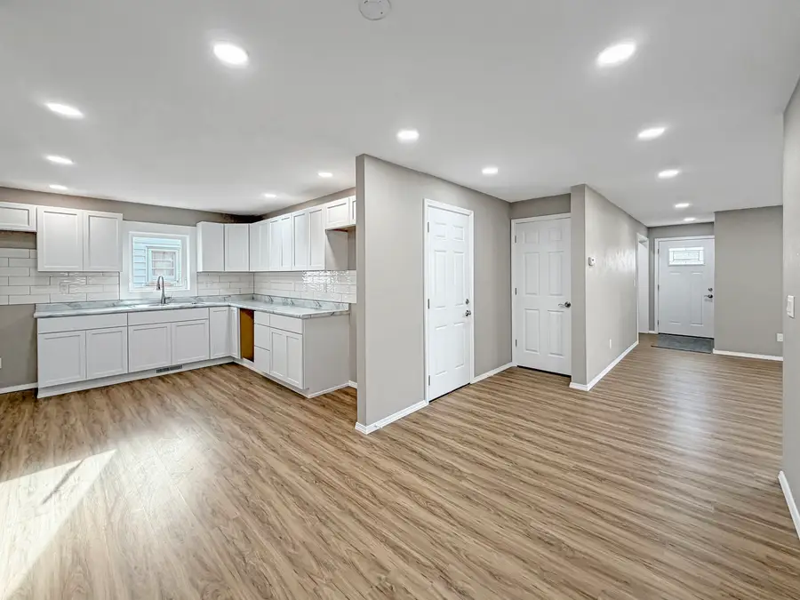 1413 S Locust Avenue, Freeport, IL 61032 - Image #3