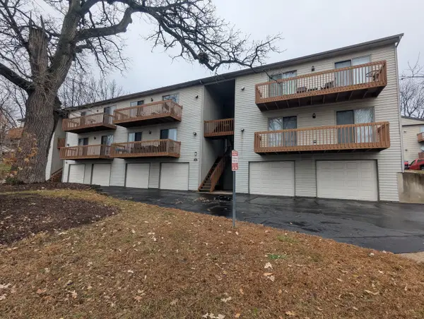 300 Woodridge Circle #C, South Elgin, IL 60177