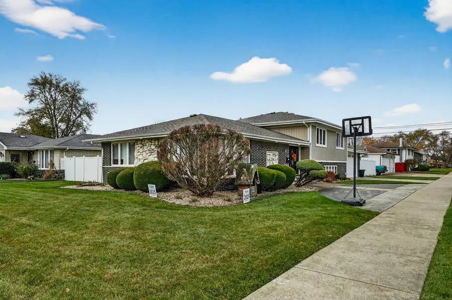 8400 S New England Avenue, Burbank, IL 60459 - Image #2