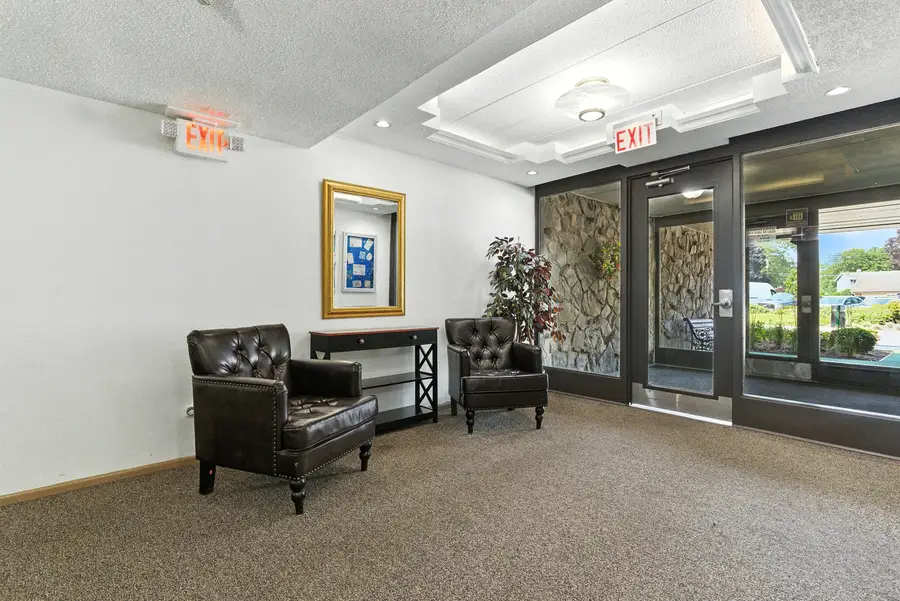 1207 S Old Wilke Road #303, Arlington Heights, IL 60005 - Image #2