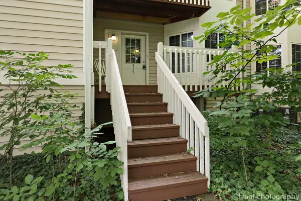 337 W Treehouse Lane #11-2, Round Lake, IL 60073