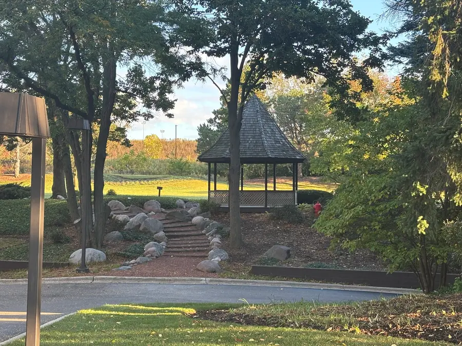 2000 Chestnut Avenue #407, Glenview, IL 60025 - Image #2