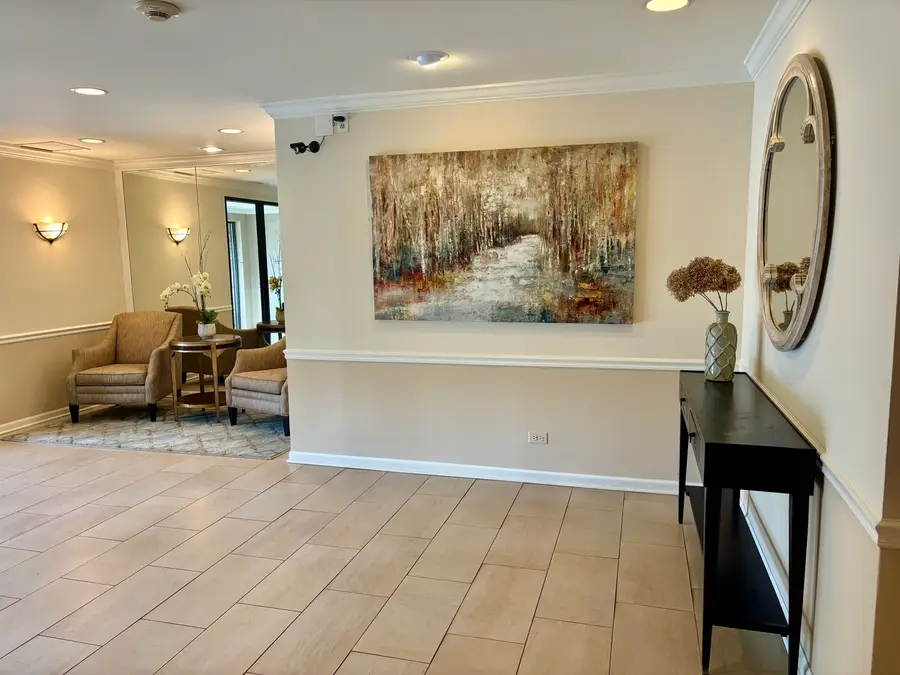 2000 Chestnut Avenue #407, Glenview, IL 60025 - Image #3