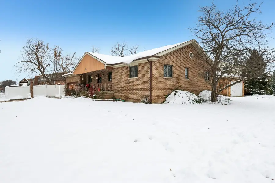 2300 Bellaire Court, Des Plaines, IL 60016 - Image #2
