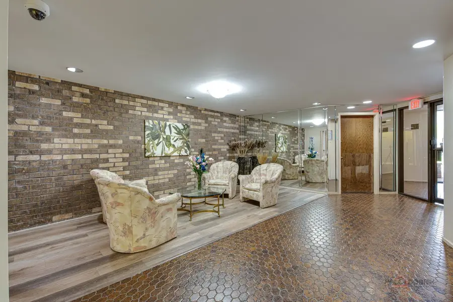 3300 N Carriageway Drive #317, Arlington Heights, IL 60004 - Image #2