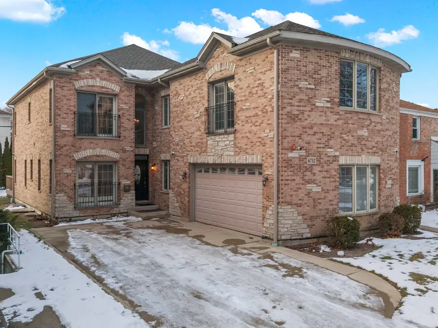 6732 N East Prairie Road, Lincolnwood, IL 60712 - Image #2