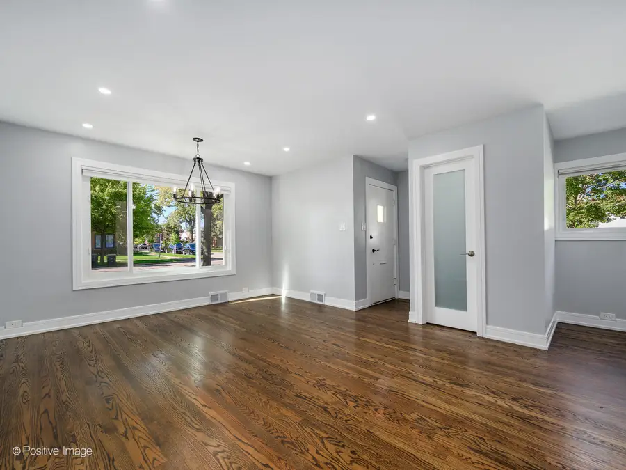 7225 N East Prairie Road, Lincolnwood, IL 60712 - Image #3