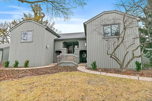 25 Shoreline Road #D, Lake Barrington, IL 60010