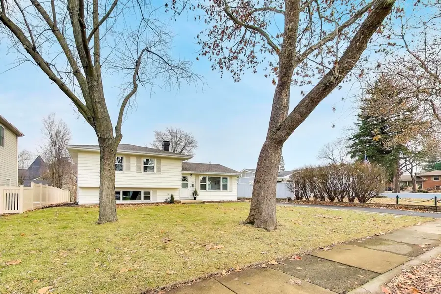 906 Hickory Lane, Naperville, IL 60540 - Image #2