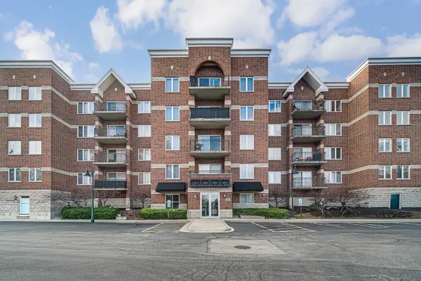 3451 N Carriageway Drive #305, Arlington Heights, IL 60004