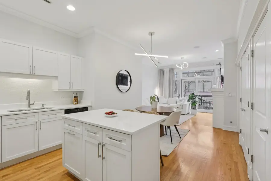 800 W Cornelia Avenue #208, Chicago, IL 60657 - Image #2